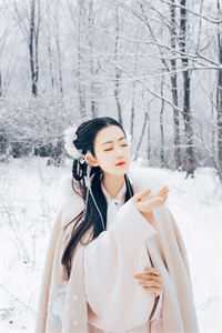 你不是说她年纪大，不得宠吗？