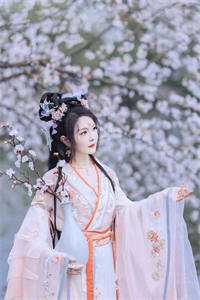 我专业宿主，在线拯救悲惨女配李晖铃兰_《我专业宿主，在线拯救悲惨女配》完结版免费在线阅读