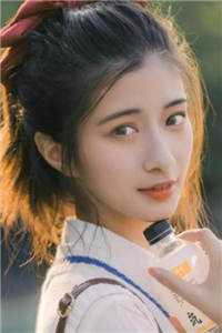 王爷，你家医妃是朵黑心莲主人公叫(李嬷嬷容菱)