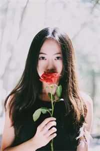 妻子在车里，我却在车底