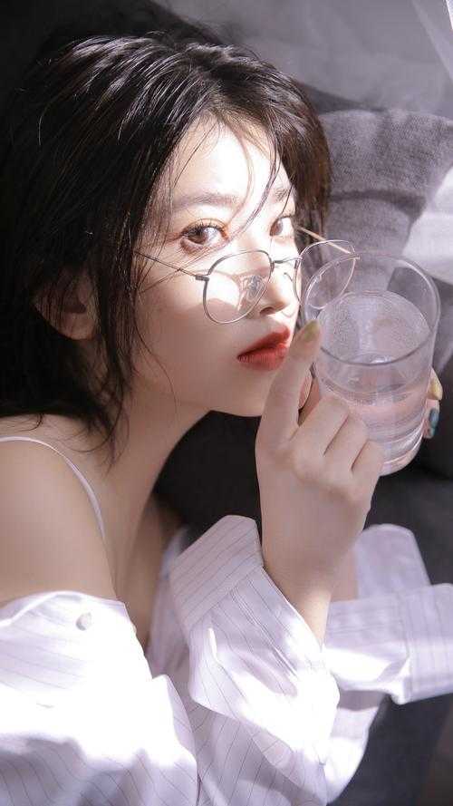 女儿被烧伤，妻子关机去会心上人