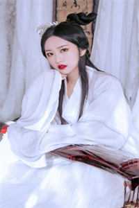 儿子在水里窒息挣扎时，游泳冠军的老婆在和白月光选泳衣