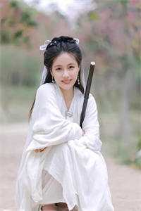 刚离婚，女大佬就叫我老公