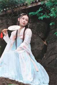 儿子在孤岛被毒蛇咬伤时，总裁老婆在和白月光拍婚纱照