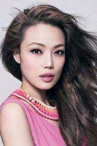 穿越九零后,她决心当宠文女主