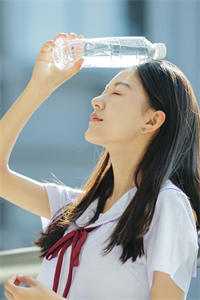 先孕后婚，禁欲总裁又偷吻孕妻