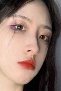 沾染红唇