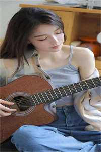 一个明艳的美女
