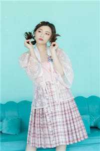 闪婚后，她努力赚钱养霸总老公
